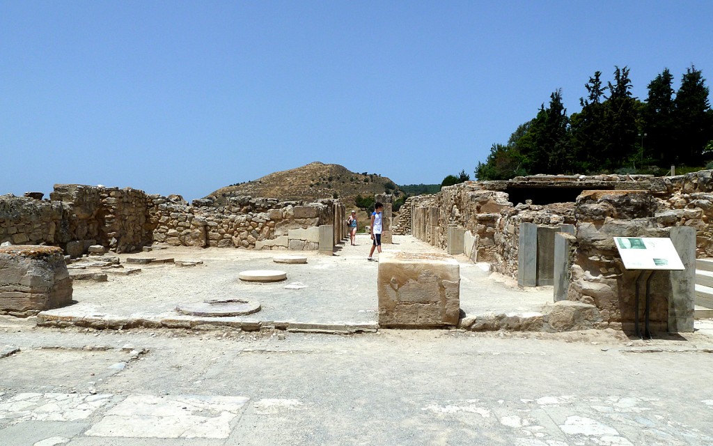 Phaistos: magazines and display area